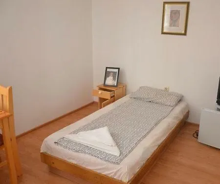 Victoria1 *
